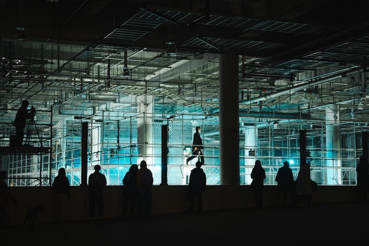 Bali'nin geleneksel el sanatlarını ve modern tasarımı harmanlayan bir mekân görseli