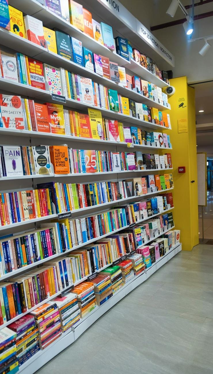 Bir kitapçı dükkanında yeni çıkmış kitapların sergilendiği renkli ve hareketli görüntü