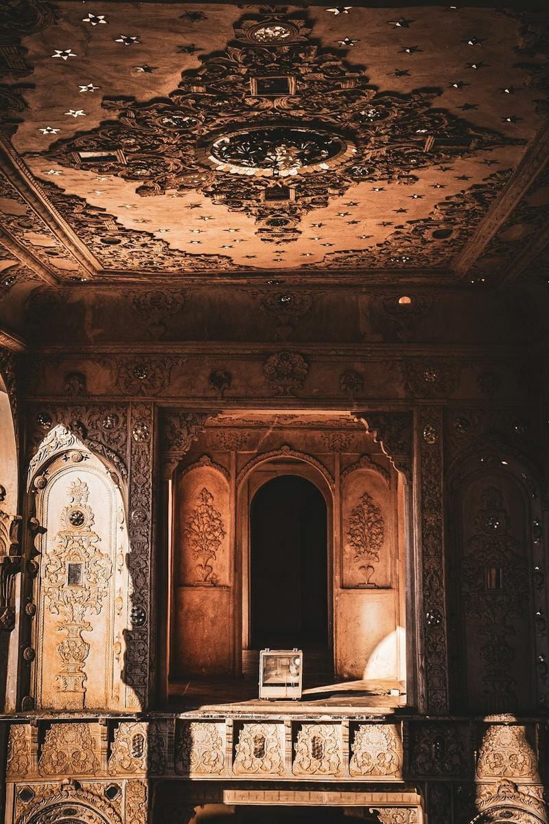 İstanbul’un tarihi ve modern dokusunun iç içe geçtiği bir moda sergisi veya spor etkinliği alanı