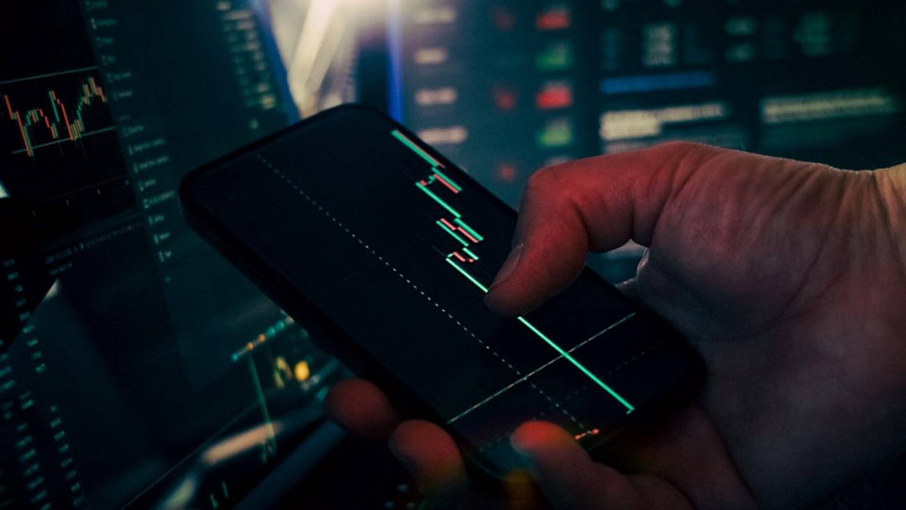 finansal büyüme Yatırımcıların toplam gelirlerini ve temettü ödemelerini ekran karşısından takip ettiği bir finans merkezi