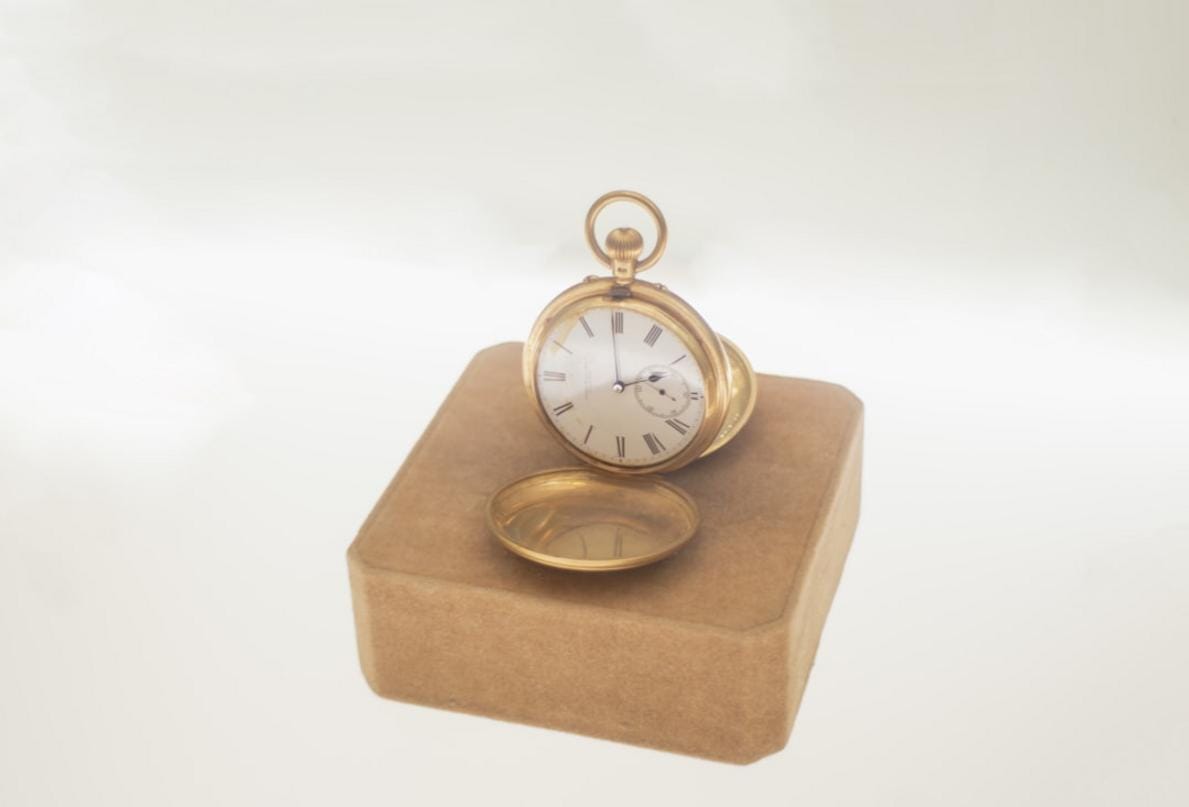 bir grup otomatik saat modelinin raflarda sergilenmesi, detaylı ve şık tasarımlara sahip çeşitli modellerin yakın çekimleri