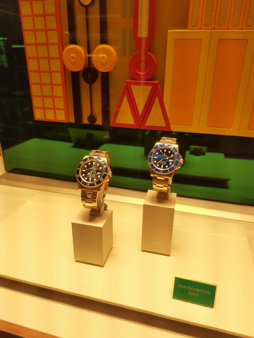 lüks saatler, otomatik saatler Lüks otomatik saatler sergilenmiş şık bir vitrin resmi