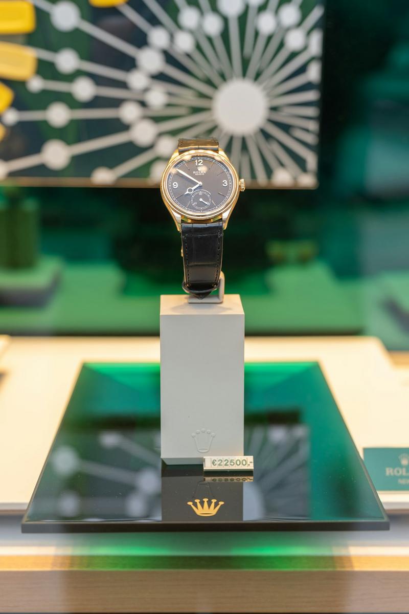 lüks ve uygun fiyatlı saat modellerini karşılaştırma, farklı markaların şık tasarımlarıyla dolu vitrinler