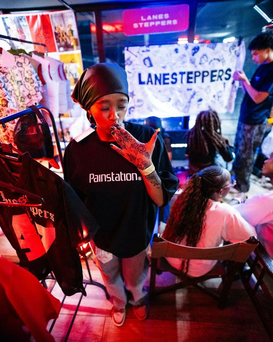 Modern ve kentsel tarzda kurulan, gençlerin ilgisini çeken bir pop-up mağaza veya showroom alanı