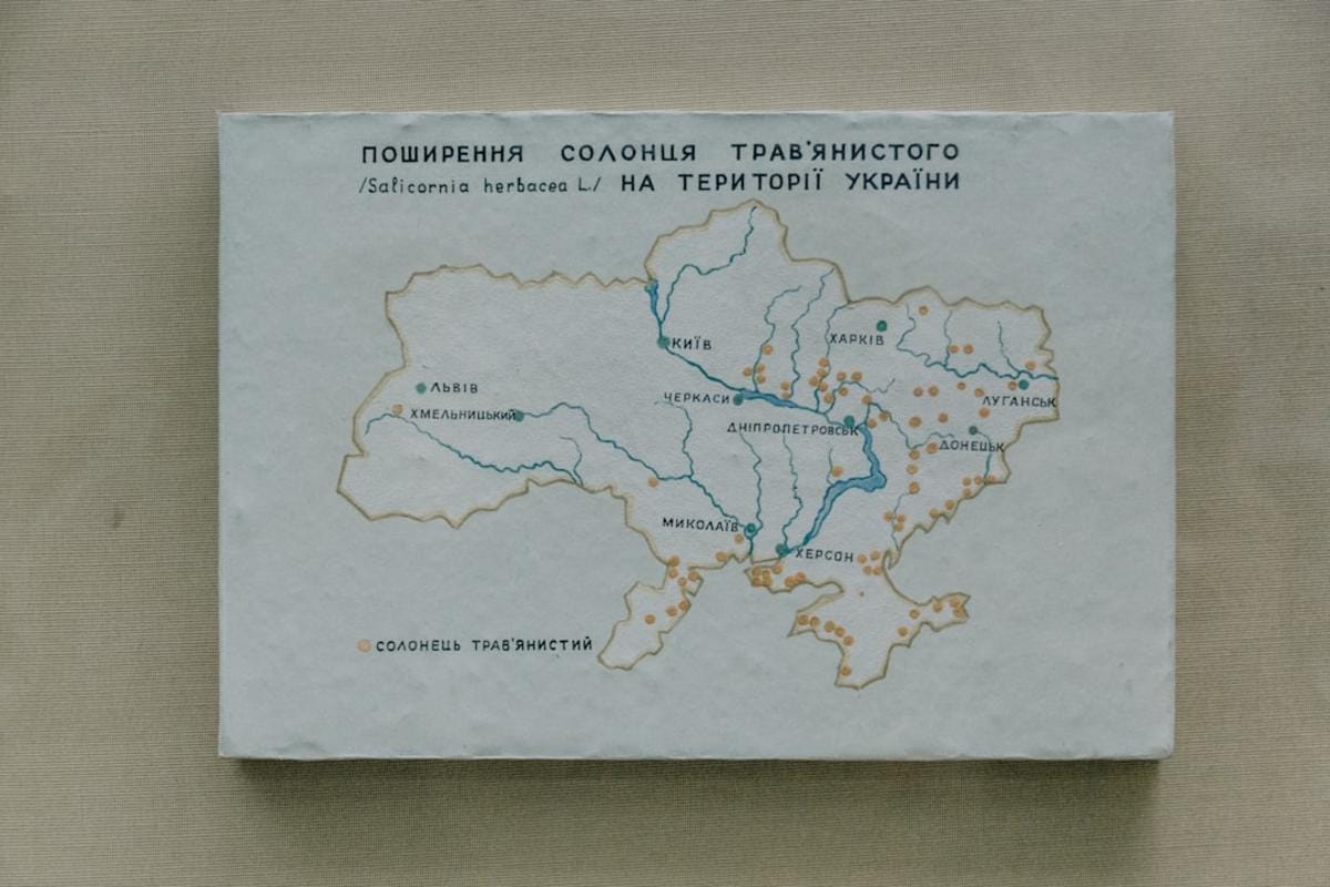 Farklı kıtaları ve şehirleri gösteren, hareketli otel ve turizm ikonlarıyla hazırlanmış dünya haritası.