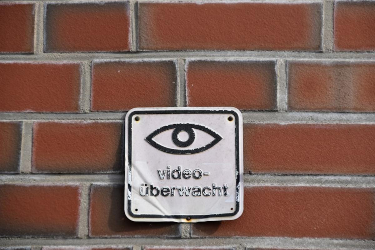 Otomatik saat mekanizmasının detaylı iç tasarımı ve hareket eden parçalar görünümü