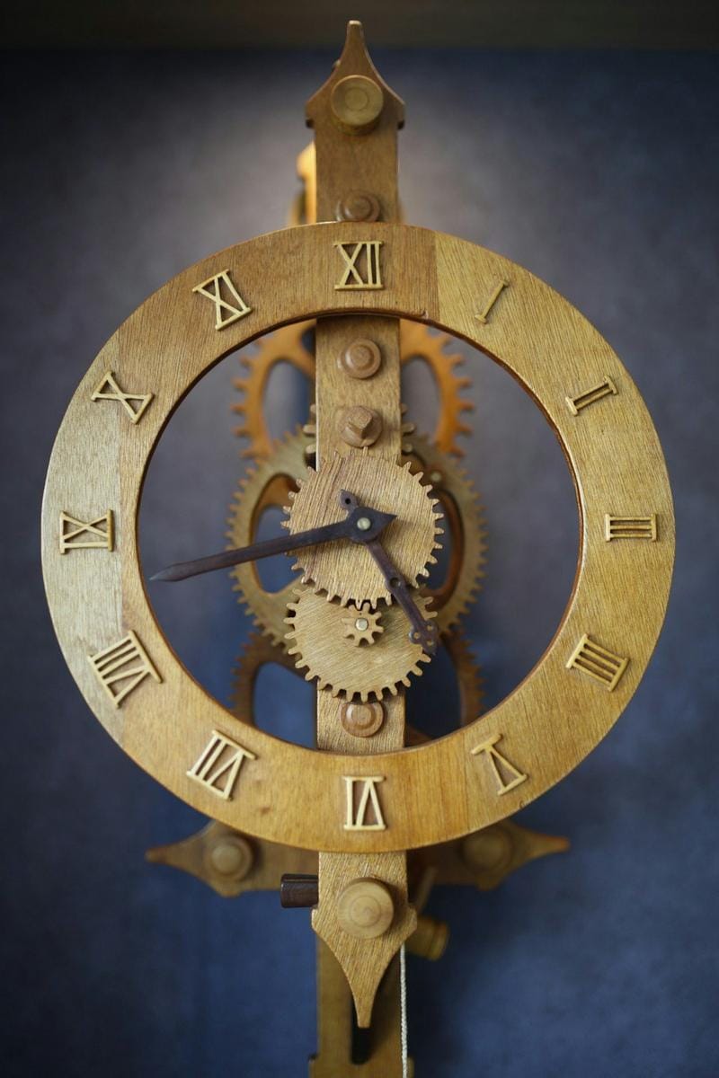 Bir saat mekanizmasının iç yapısını detaylı gösteren yüksek çözünürlüklü bir fotoğraf