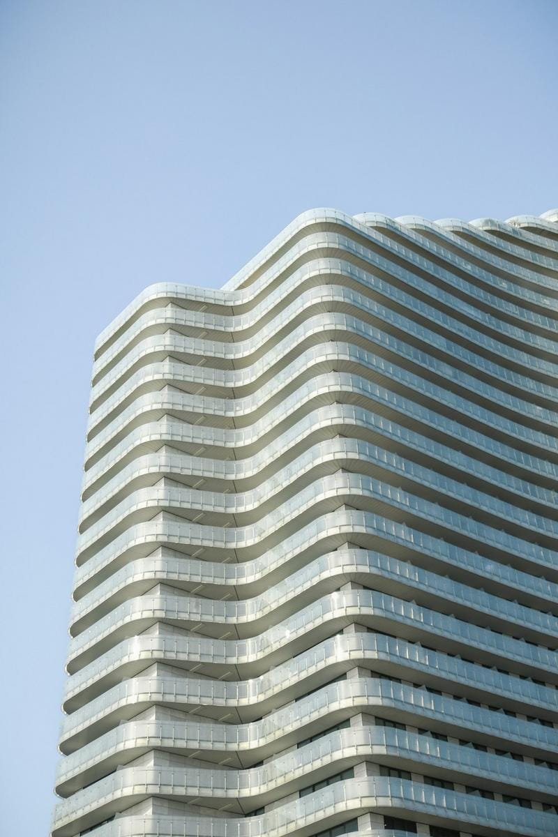 Fütüristik tarzda tasarlanmış, yeni açılan teknolojik lüks otellerin görselleri.