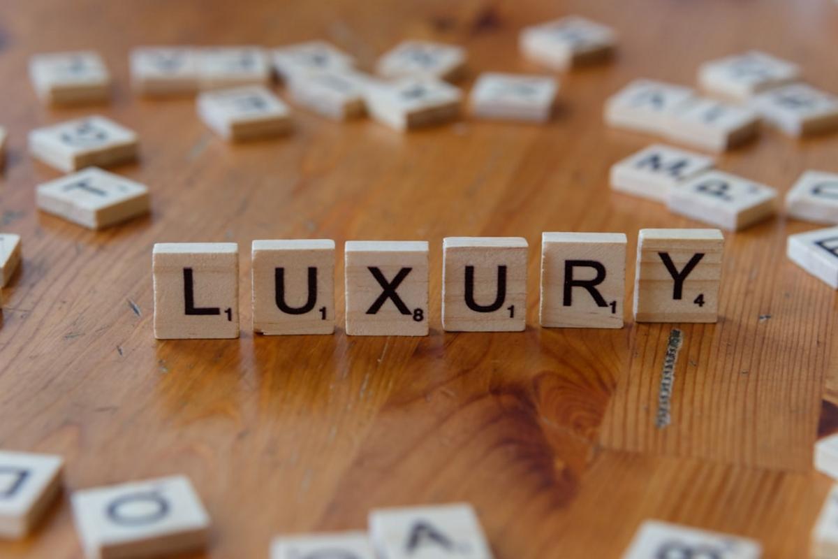 Lüks ve uygun fiyatlı otomatik saat modellerinin yan yana gösterildiği karşılaştırmalı görsel